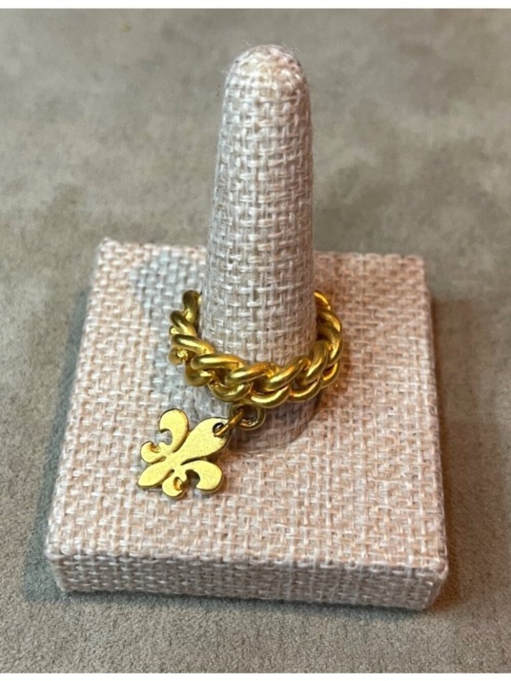 Vintage Y2K Jasmine Sola Gold Tone Cuban Link Chain Ring Fleur-de-lis Charm Size